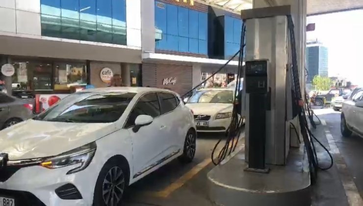 DEPREMDEN SONRA AKARYAKIT İSTASYONLARINDA KUYRUK OLUŞTU