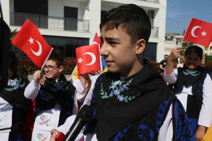 BÜYÜKÇEKMECE’DE 23 NİSAN COŞKUSU SOKAKLARA TAŞTI