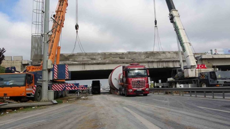 TUZLA’DA 3 GÜNDÜR KÖPRÜ ALTINDA SIKIŞAN TIRI KURTARMA OPERASYONU