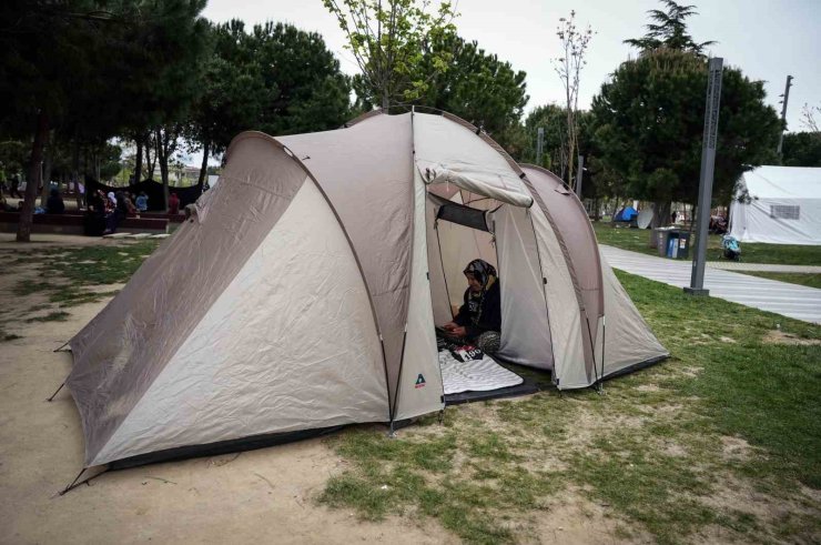 KONYA BÜYÜKŞEHİR BELEDİYESİ’NDEN PARKTA ÇADIR KURAN VATANDAŞLARA YEMEK İKRAMI