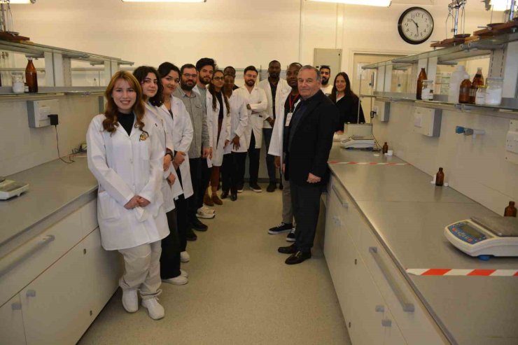 GELECEĞİN ECZACILARI KENDİ PASTİLLERİNİ ÜRETTİ