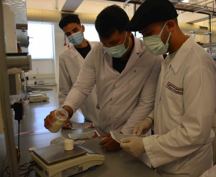 GELECEĞİN ECZACILARI KENDİ PASTİLLERİNİ ÜRETTİ