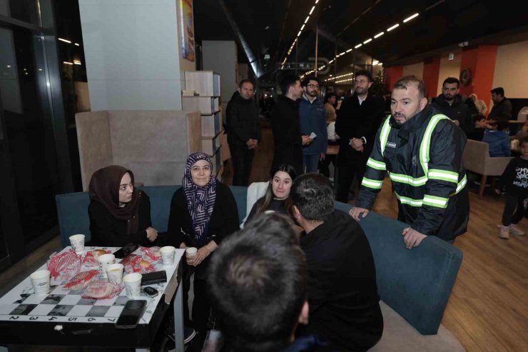 DEPREMİN ARDINDAN ARNAVUTKÖY BELEDİYESİ SEFERBER OLDU