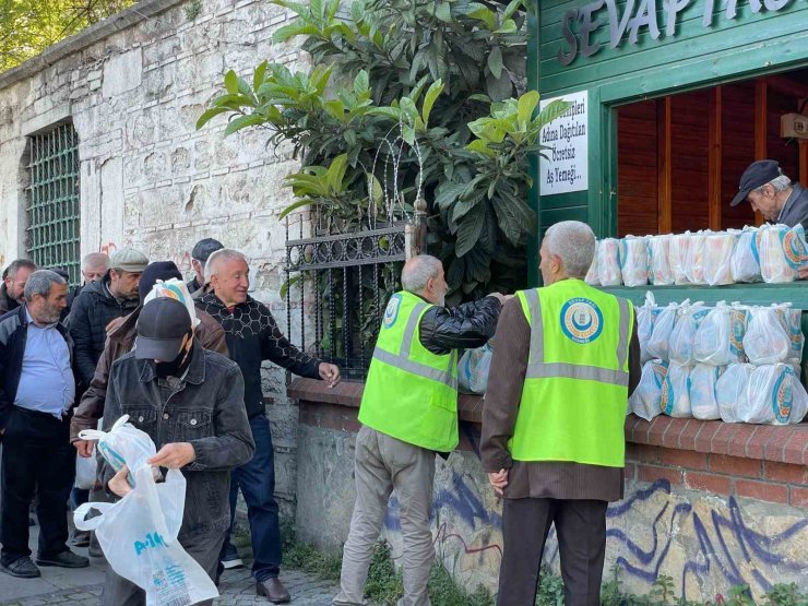 İSTANBUL TOPHANE’DE HER GÜN 250 KİŞİYE SICAK YEMEK İKRAMI