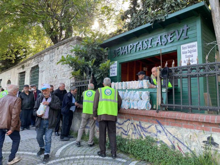 İSTANBUL TOPHANE’DE HER GÜN 250 KİŞİYE SICAK YEMEK İKRAMI