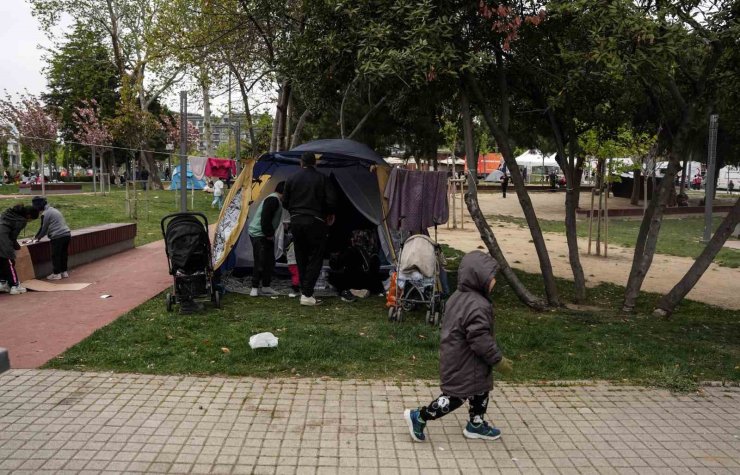 KONYA BÜYÜKŞEHİR BELEDİYESİ’NDEN PARKTA ÇADIR KURAN VATANDAŞLARA YEMEK İKRAMI