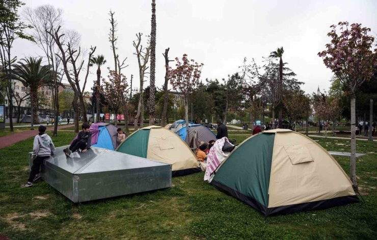 KONYA BÜYÜKŞEHİR BELEDİYESİ’NDEN PARKTA ÇADIR KURAN VATANDAŞLARA YEMEK İKRAMI