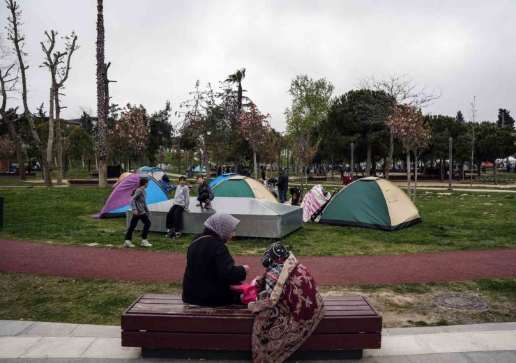 KONYA BÜYÜKŞEHİR BELEDİYESİ’NDEN PARKTA ÇADIR KURAN VATANDAŞLARA YEMEK İKRAMI