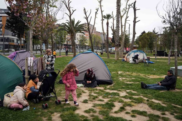 KONYA BÜYÜKŞEHİR BELEDİYESİ’NDEN PARKTA ÇADIR KURAN VATANDAŞLARA YEMEK İKRAMI