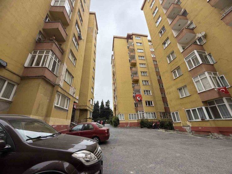 KÜÇÜKÇEKMECE’DE BULUNAN BİR SİTENİN 6.2’LİK DEPREM SONRASI GÖRÜNTÜSÜ KORKUTTU