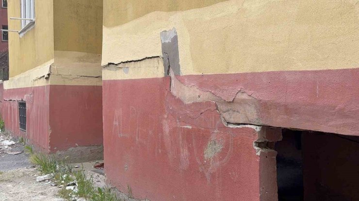 KÜÇÜKÇEKMECE’DE BULUNAN BİR SİTENİN 6.2’LİK DEPREM SONRASI GÖRÜNTÜSÜ KORKUTTU