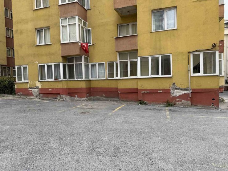 KÜÇÜKÇEKMECE’DE BULUNAN BİR SİTENİN 6.2’LİK DEPREM SONRASI GÖRÜNTÜSÜ KORKUTTU