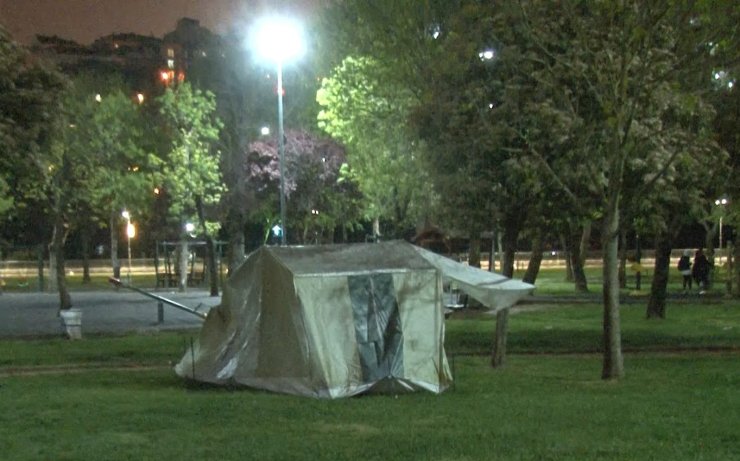 İSTANBUL’DA DEPREM SONRASI 2. GECEDE DE VATANDAŞLAR ÇADIRDA KALMAYA DEVAM EDİYOR