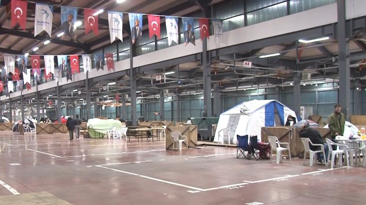 İSTANBUL’DA DEPREM SONRASI 2. GECEDE DE VATANDAŞLAR ÇADIRDA KALMAYA DEVAM EDİYOR