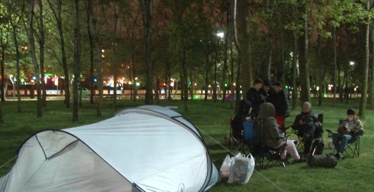 İSTANBUL’DA DEPREM SONRASI 2. GECEDE DE VATANDAŞLAR ÇADIRDA KALMAYA DEVAM EDİYOR