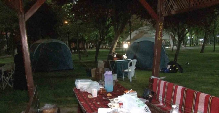 İSTANBUL’DA DEPREM SONRASI 2. GECEDE DE VATANDAŞLAR ÇADIRDA KALMAYA DEVAM EDİYOR