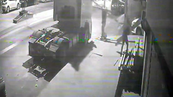 SULTANGAZİ’DE AYAĞINA KERESTE DÜŞÜRDÜ, HIRSIZLIĞA DEVAM ETTİ: O ANLAR KAMERADA