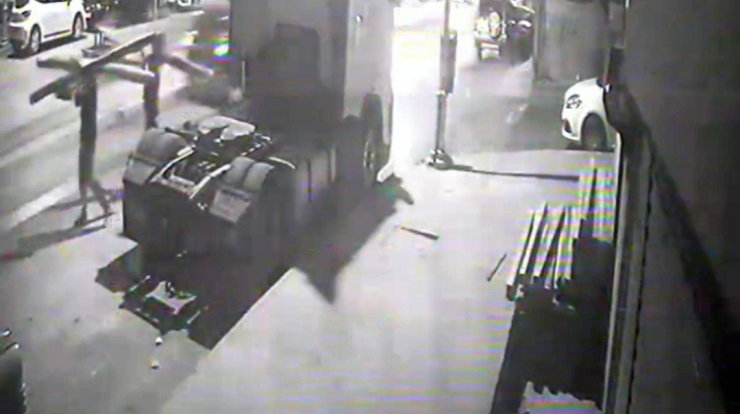 SULTANGAZİ’DE AYAĞINA KERESTE DÜŞÜRDÜ, HIRSIZLIĞA DEVAM ETTİ: O ANLAR KAMERADA