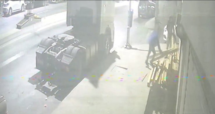 SULTANGAZİ’DE AYAĞINA KERESTE DÜŞÜRDÜ, HIRSIZLIĞA DEVAM ETTİ: O ANLAR KAMERADA