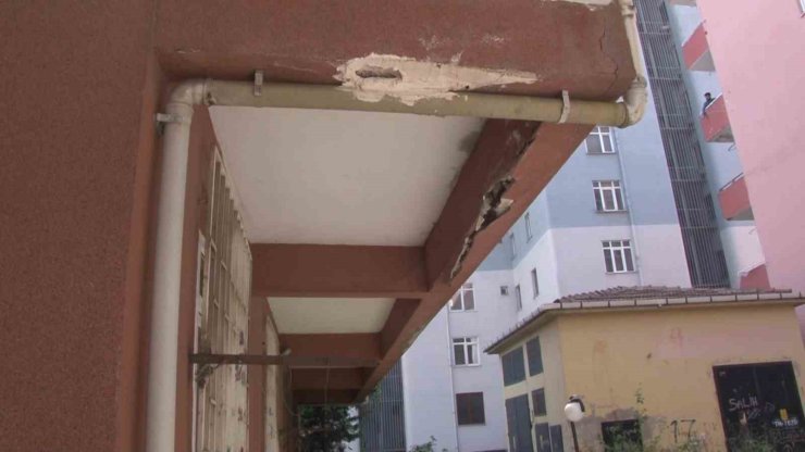 MALTEPE’DE DEPREME DAYANIKSIZ OLAN 4 BLOKLUK SİTE İÇİN TAHLİYE KARARI