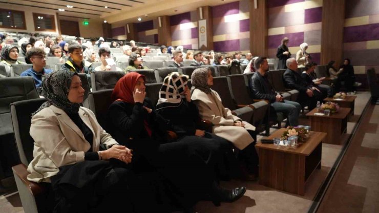 BAYRAMPAŞA’DA İNGİLİZCE MÜNAZARA YARIŞMASI HEYECANI