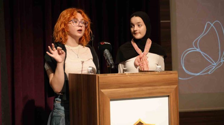 BAYRAMPAŞA’DA İNGİLİZCE MÜNAZARA YARIŞMASI HEYECANI