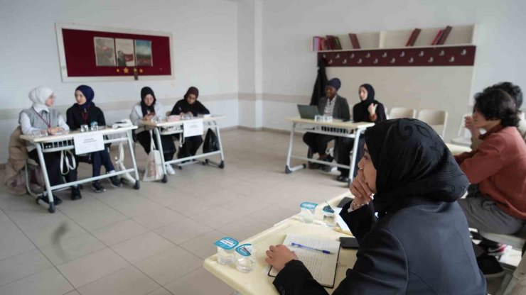 BAYRAMPAŞA’DA İNGİLİZCE MÜNAZARA YARIŞMASI HEYECANI