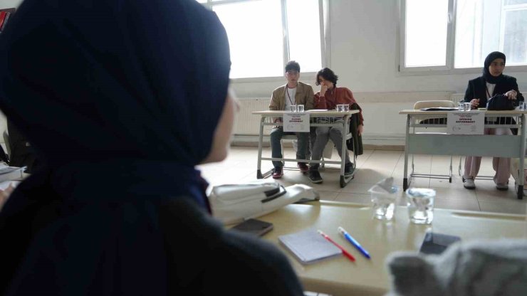 BAYRAMPAŞA’DA İNGİLİZCE MÜNAZARA YARIŞMASI HEYECANI