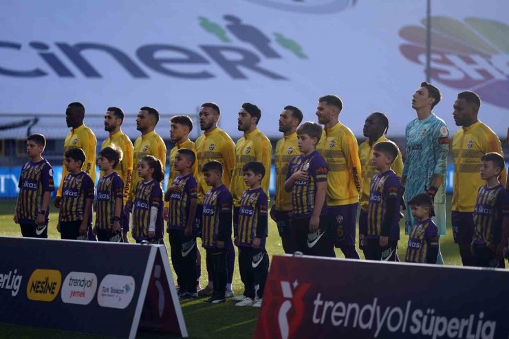 TRENDYOL SÜPER LİG: EYÜPSPOR: 0 - GALATASARAY: 0 (MAÇ DEVAM EDİYOR)