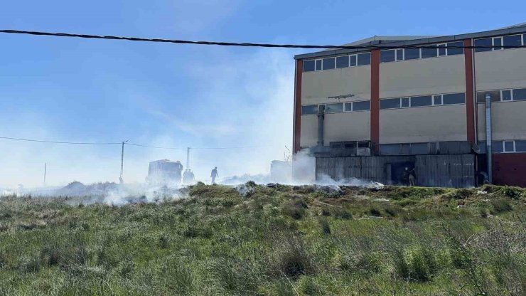 ARNAVUTKÖY’DE FABRİKA DEPOSUNDA KORKUTAN YANGIN