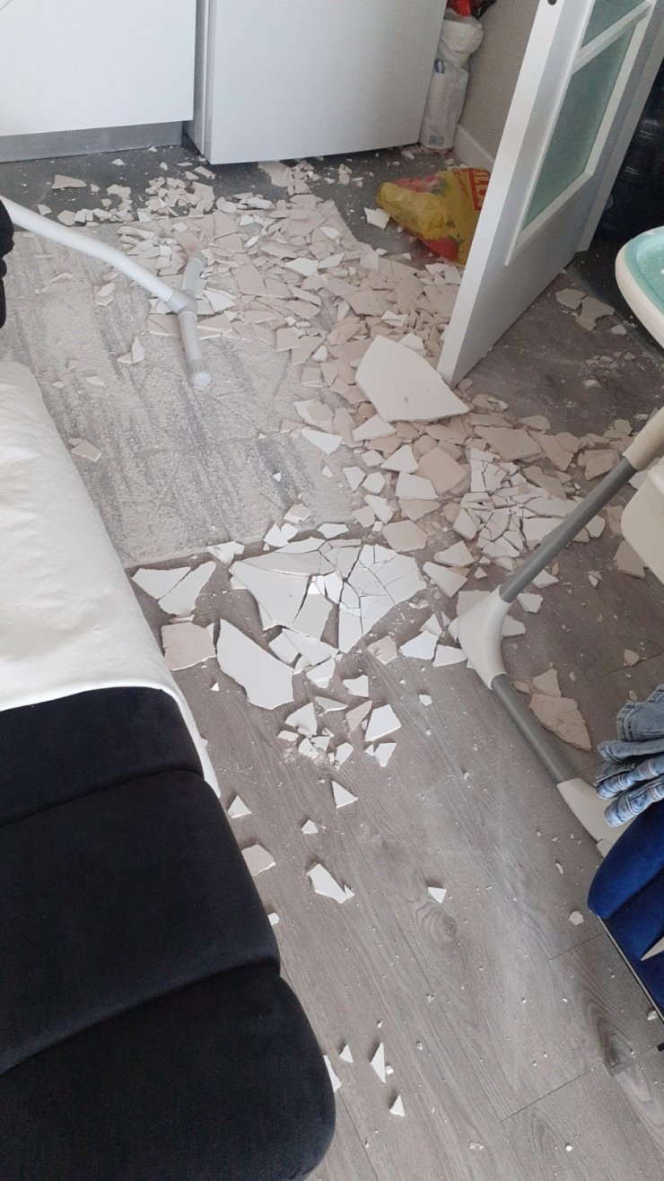 ÜTÜ YAPAN KADININ BAŞINA BİR ANDA TAVAN DÜŞTÜ