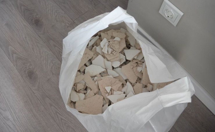 ÜTÜ YAPAN KADININ BAŞINA BİR ANDA TAVAN DÜŞTÜ