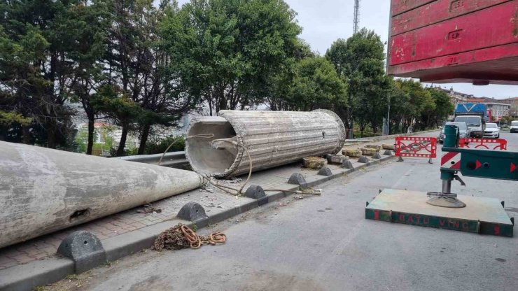 BEYLİKDÜZÜ’NDE BAKIRCILAR SANAYİ CAMİİ’NİN ESKİYEN MİNARESİ KONTROLLÜ OLARAK YIKILDI