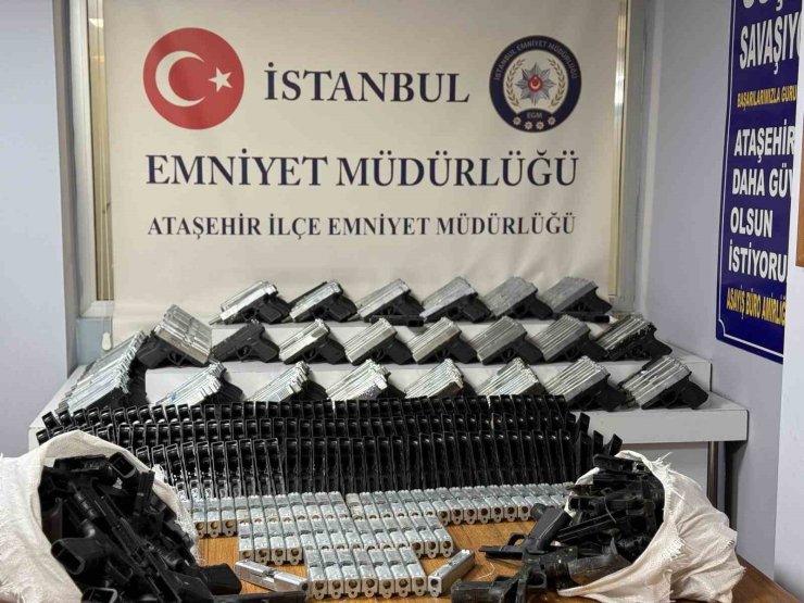 İSTANBUL’DA YASADIŞI SİLAH ATÖLYESİNE BASKIN: 313 RUHSATSIZ TABANCA ELE GEÇİRİLDİ