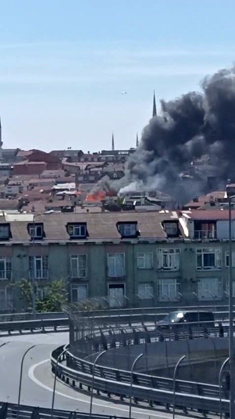 GAZİOSMANPAŞA’DA 4 KATLI BİNADA YANGIN ÇIKTI, 1 KİŞİ DUMANDAN ETKİLENDİ