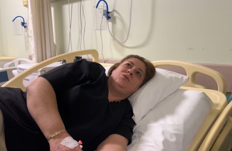 ÜTÜ YAPAN KADININ BAŞINA BİR ANDA TAVAN DÜŞTÜ