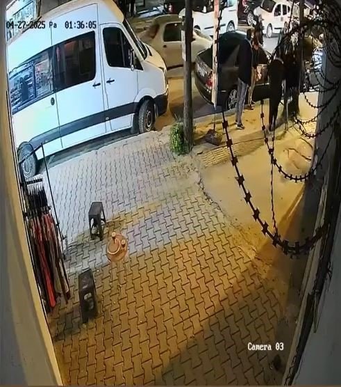 ESENYURT’TA KAVGAYI FIRSAT BİLEREK ÇANTAYI ALIP BÖYLE KAÇTI