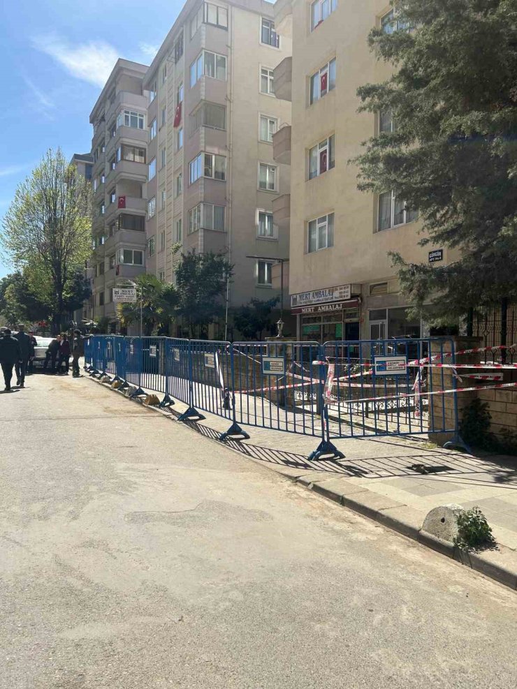 KADIKÖY’DE BALKONU ÇÖKEN BİNA MÜHÜRLENDİ