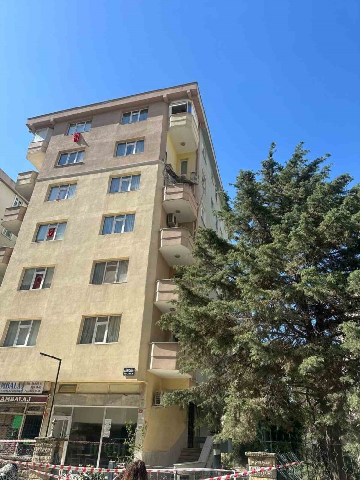 KADIKÖY’DE BALKONU ÇÖKEN BİNA MÜHÜRLENDİ