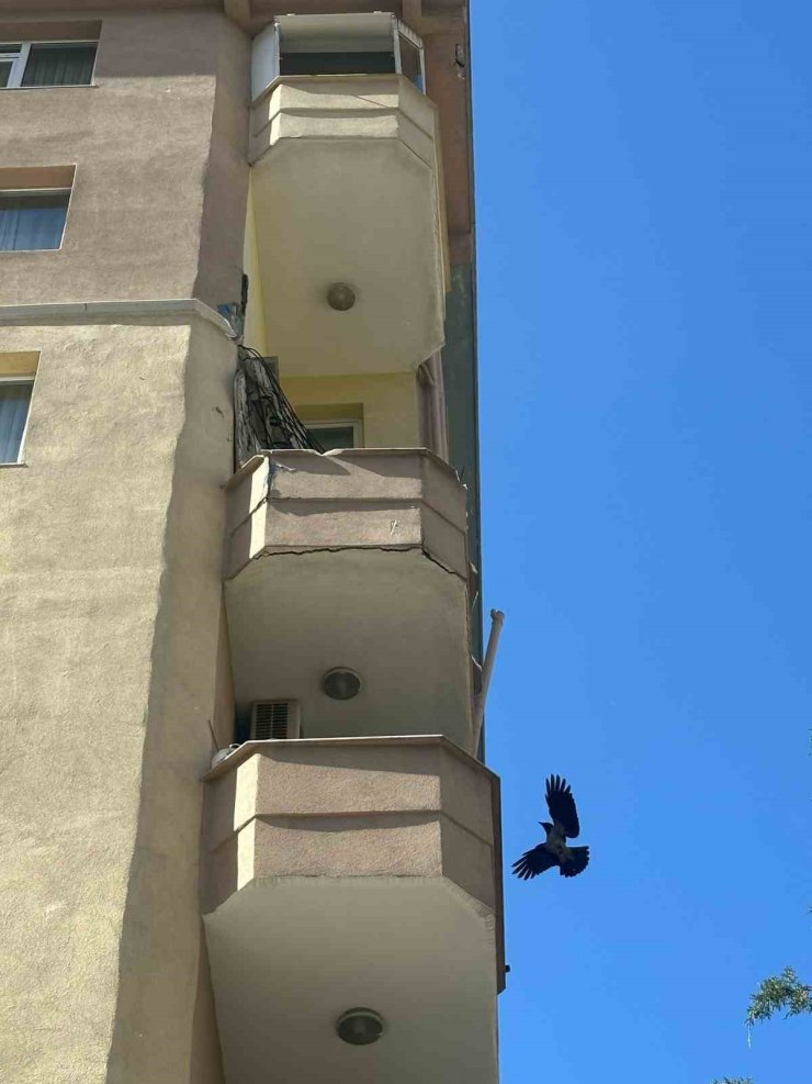 KADIKÖY’DE BALKONU ÇÖKEN BİNA MÜHÜRLENDİ