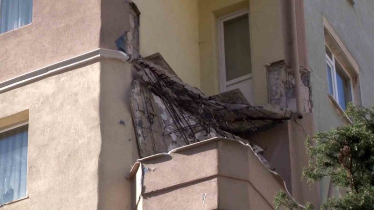KADIKÖY’DE BALKONU ÇÖKEN BİNA DRON İLE GÖRÜNTÜLENDİ