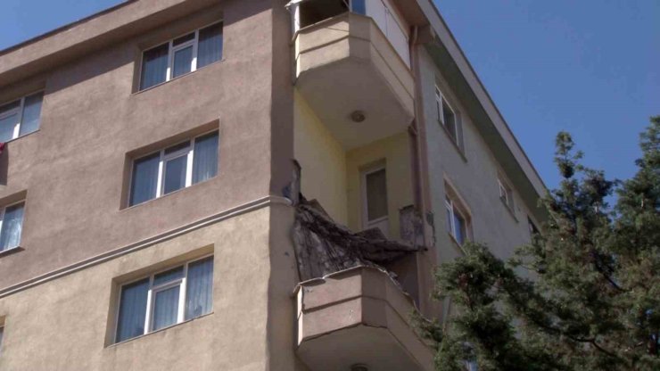 KADIKÖY’DE BALKONU ÇÖKEN BİNA DRON İLE GÖRÜNTÜLENDİ