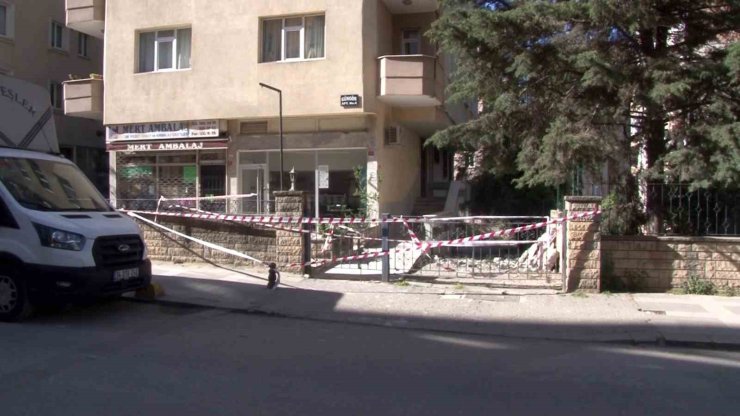 KADIKÖY’DE BALKONU ÇÖKEN BİNA DRON İLE GÖRÜNTÜLENDİ