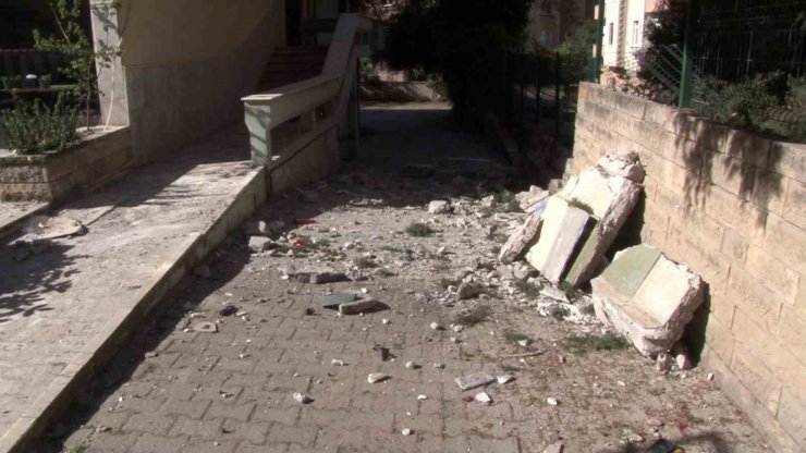 KADIKÖY’DE BALKONU ÇÖKEN BİNA DRON İLE GÖRÜNTÜLENDİ