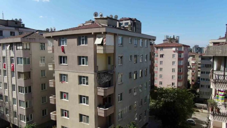 KADIKÖY’DE BALKONU ÇÖKEN BİNA DRON İLE GÖRÜNTÜLENDİ