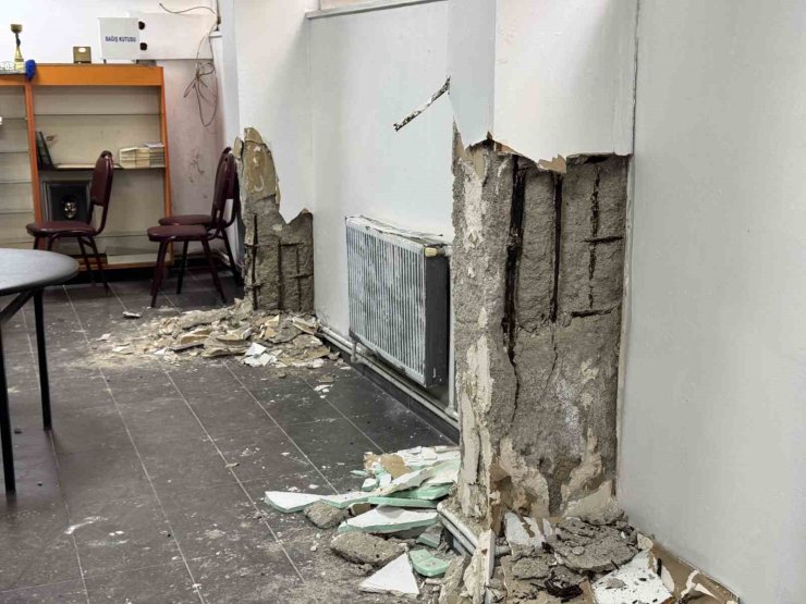 KÜÇÜKÇEKMECE’DE 6,2’LİK DEPREMDE 6 KATLI BİNANIN KOLANLARI PATLADI