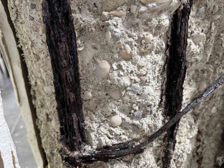 KÜÇÜKÇEKMECE’DE 6,2’LİK DEPREMDE 6 KATLI BİNANIN KOLANLARI PATLADI