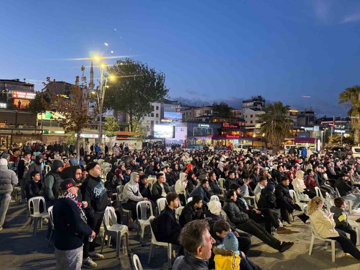 PENDİK SAHİL MEYDANINDA FİNAL COŞKUSU VE HÜZÜN BİR ARADA
