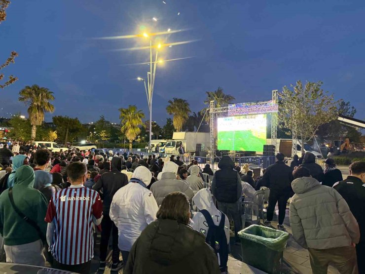 PENDİK SAHİL MEYDANINDA FİNAL COŞKUSU VE HÜZÜN BİR ARADA