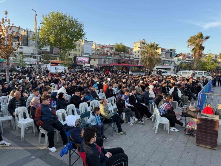 PENDİK SAHİL MEYDANINDA FİNAL COŞKUSU VE HÜZÜN BİR ARADA